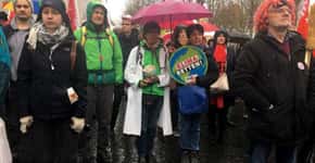Ativistas protestam pelo clima em meio ao Carnaval alemão
