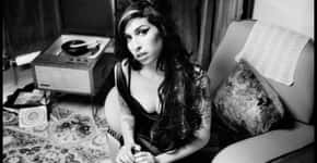 Pai de Amy Winehouse afirma receber visitas da filha