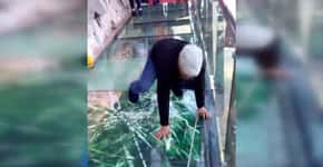 Ponte de vidro na China simula rachar enquanto as pessoas passam