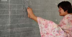 Mulher barrada em escola por não ter braços se torna professora