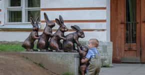 Série de fotos mostra a ingenuidade de crianças interagindo com esculturas