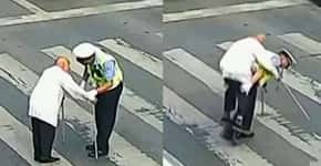 Gentileza no trânsito: guarda carrega idoso para atravessar rua