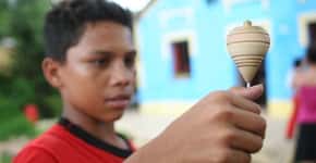 Meninos do Cariri cearense mostram manobras incríveis que fazem com o pião