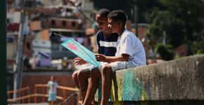 Pipas soltas no céu do Morro Santa Marta (RJ) levam literatura para crianças