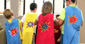 Transforme camisetas velhas em capas de super-heróis para as crianças