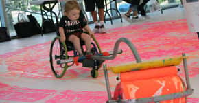 Artista inventa ferramenta que permite que crianças com deficiência consigam pintar