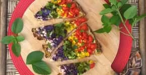 Pizza vegana de arco-íris tem massa low carb de couve-flor