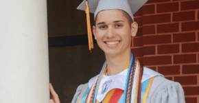 Jovem gay expulso de casa consegue bolsa de estudos e R$ 400 mil