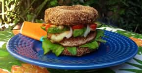 Sanduíche vegano leva cogumelo empanado em vez de pão; aprenda
