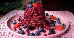 Torre rosa de panquecas veganas com frutas vermelhas