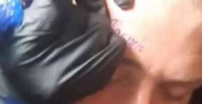 Morador de rua aceita tatuar a testa em troca de dinheiro