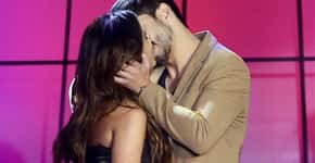 Anitta troca beijo na boca com cantor no Prêmio Multishow