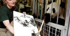 Urso panda é explorado para pintar quadros em zoo na Áustria