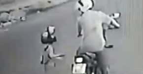 Vídeo mostra padrasto agredindo menino de 4 anos no meio da rua