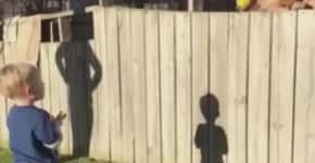 Criança brincando com cão através de uma cerca gera comoção