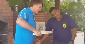 Em vídeo, Bolsonaro faz piada com facada durante churrasco no Rio