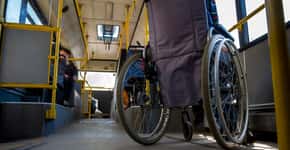 Cadeirante se arrasta para subir em ônibus de Santos