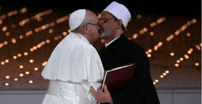 Lição de fotografia: beijo do Papa Francisco não é o que parece
