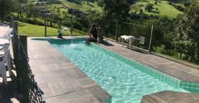 Pousada ‘pet friendly’ em Socorro (SP) tem piscina para cachorros