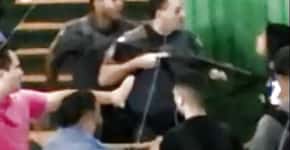 PM empurra aluna com arma durante protesto em escola de Guarulhos