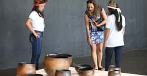 Jovens indígenas atuam como guias turísticos em Brasília