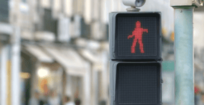 Campanha põe pedestres para dançar no semáforo vermelho