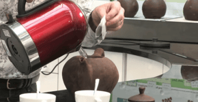 Britânicos criam bule feita totalmente de chocolate