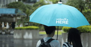 ‘Luz inteligente’ convida pessoas a compartilharem guarda-chuvas