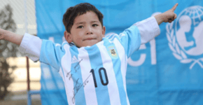 Messi realiza sonho de menino afegão