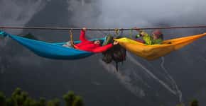Aventureiros ‘relaxam’ em redes penduradas a 100 metros de altura