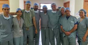 Cego volta a enxergar após cirurgia realizada por médico brasileiro
