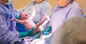 Fotógrafa registra cesariana de bebê que levou 4 dias para nascer