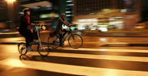 Ciclistas pintam ciclovia em SP e secretário de transportes aprova