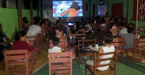 Garoto cria cinema gratuito para crianças do Acre