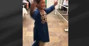 Criança afegã de 5 anos recebe prótese para a perna e viraliza