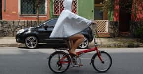 Designer gaúcha cria capa de chuva para ciclistas com material reciclável