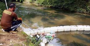 Sozinho, brasileiro cria ‘ecobarreira’ para limpar rio do bairro