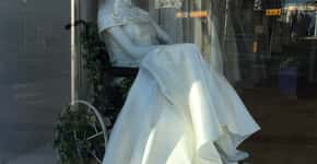 Loja de vestidos de noiva coloca manequim cadeirante em vitrine