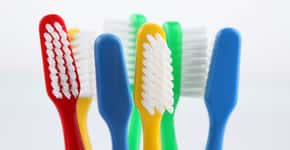 Mais de 60% das escovas de dente são contaminadas no banheiro