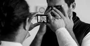 ‘Ninguém enxerga só com os olhos’, diz professor de fotografia para cegos