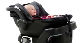 Cadeirinha de bebê ‘hight tech’ se ajusta sozinha no carro