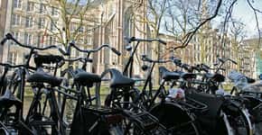 Em meia hora, estacionamento para bikes fica lotado na Holanda