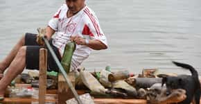 Em jangada, comerciante recolhe lixo de lago em Guarulhos