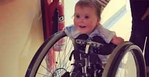 Bebê sobrevive a meningite e ‘anda’ com ajuda de cadeira de rodas