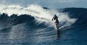 Australiano aceita desafio e pega onda com sua moto no Taiti