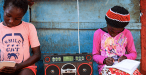 Instituição inglesa oferece aulas por rádio para crianças na África