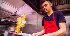 Restaurante contrata jovens de baixa renda para trabalhar na cozinha