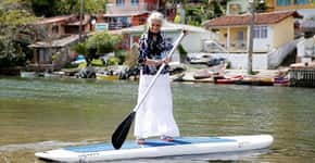Catarinense de 85 anos atravessa canal de stand up paddle