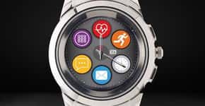 Smartwatch combina design analógico com tela tátil colorida