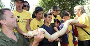 Em zoo, crianças cegas descobrem o mundo animal com as mãos